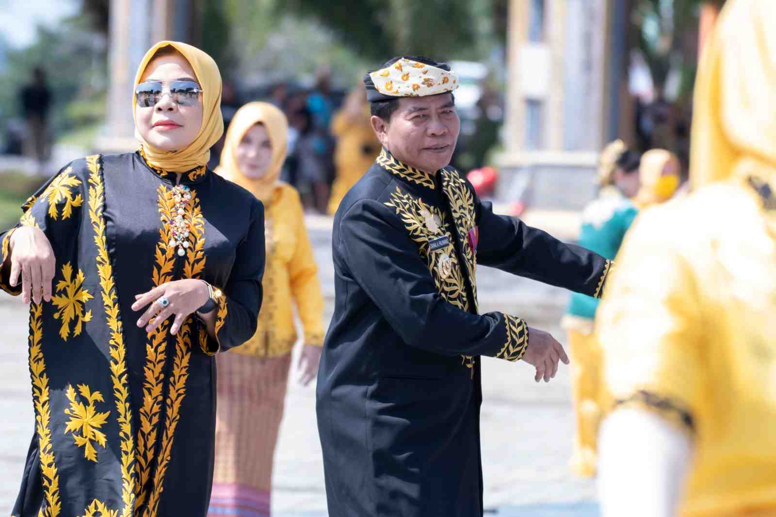 TARI MASSAL : Gubernur Kaltara, Drs H Zainal A Paliwang SH, M.Hum bersama Ketua TP PKK Kaltara Hj Rachmawati Zainal mengikuti jepen massal dalam rangka perayaan Hari Jadi ke 233 Kota Tanjung Selor dan ke-63 Kabupaten Bulungan di Lapangan Agatis, Kamis (12