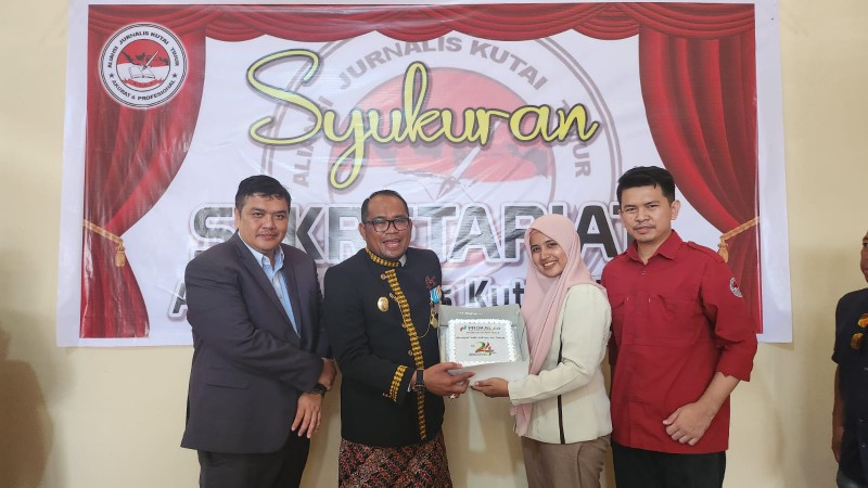 Perwakilan PROKAL.co biro Sangatta, Lela Ratu Simi (kedua kanan) memberi ucapan dan kue ulang tahun kepada wabup.