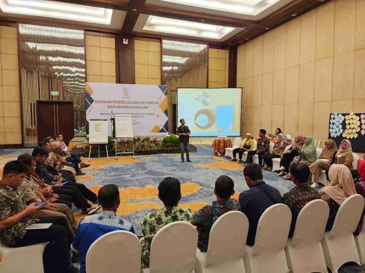 Menggandeng Lembaga Konsultan Pengembangan Usaha atau Business Development Services (BDS) Riwani Globe Semarang, OIKN membekali warga penerima ganti rugi lahan di IKN dengan pengelolaan keuangan. (Foto : Humas OIKN)