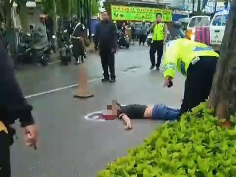 Tangkapan layar kondisi korban kecelakaan tunggal di Jalan Jenderal A Yani, Balikpapan, Rabu (18/10) pagi. (Foto : Istimewa)