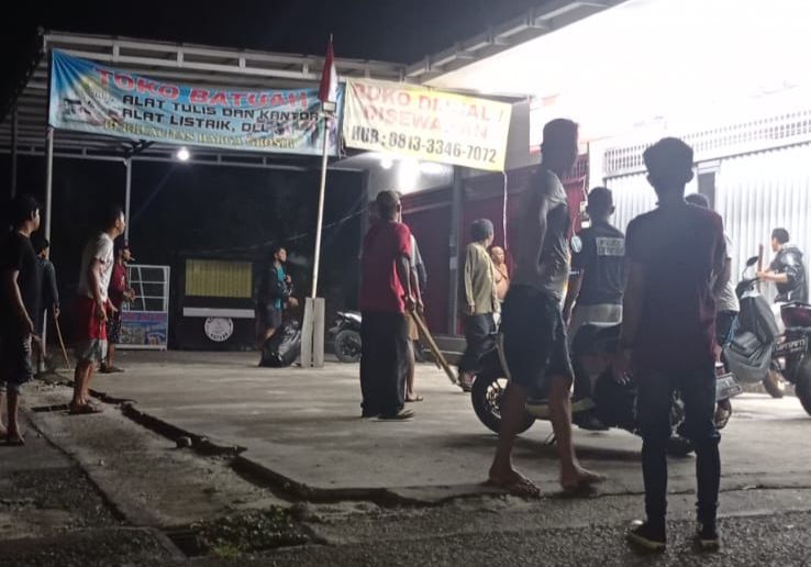Warga berjaga di depan ritel Alfamidi Perum Pesona Bukit Batuah, Kelurahan Graha Indah, Balikpapan Utara, Rabu (18/10) malam.  (Istimewa)