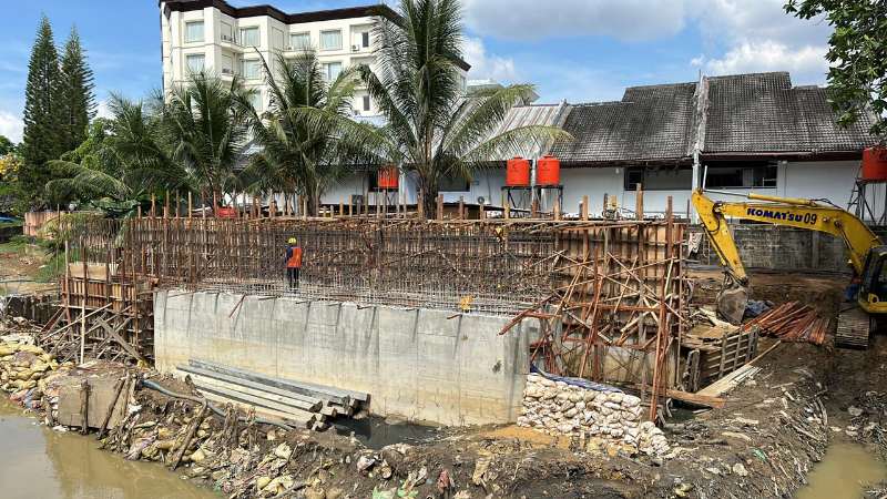 Pemerintah mengucurkan anggaran Rp 13 M lebih untuk pembangunan rumah pompa dan empat mesin pompa. Proyek ini diharapkan jadi salah satu solusi mengatasi banjir di Kota Beriman. (Foto : Erik Alfian/Prokal.co)