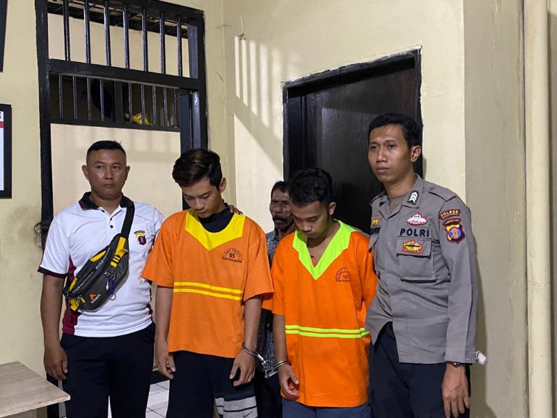 A (23) dan R (23) dihadirkan pada rilis pengungkapan kasus pencurian dengan kekerasan yang terjadi di kios Alfamidi, Perumahan Bukit Batuah, Balikpapan Utara. (Foto : Erik Alfian/Prokal.co)