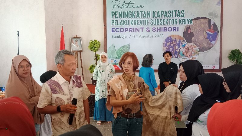 Retno Setyaningsih dan Didi menjelaskan mengenai teknik ecoprint yang ramah lingkungan dan bisa menghasilkan ekonomi keluarga.
