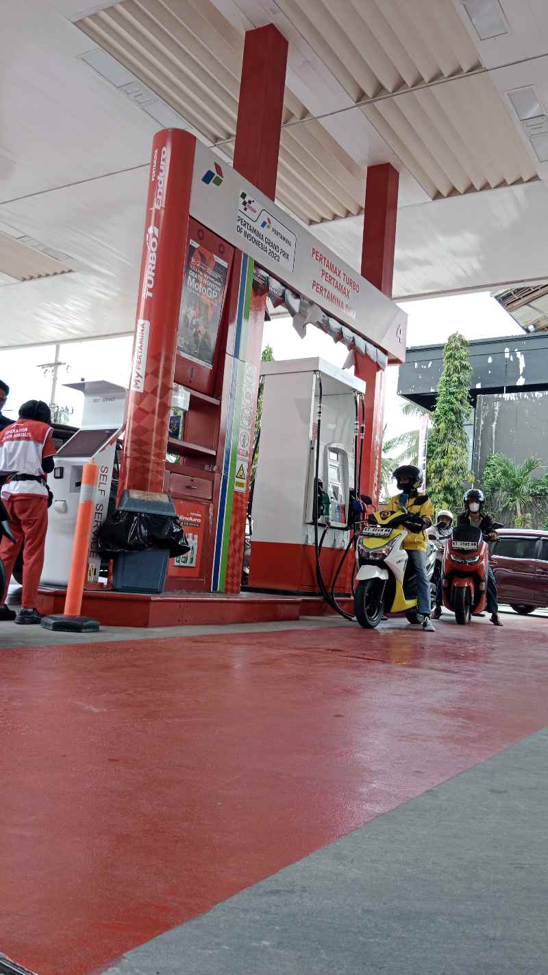 Alfan Ashari (baju kuning) saat mengisi Pertamax di Red Carpet SPBU COCO MT Haryono Balikpapan. Isi bahan bakar di Red Carpet jadi lebih mudah dan hemat waktu. (foto-foto: wawan lastiawan/prokal)