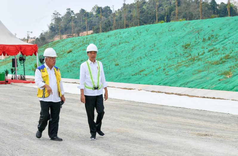 Presiden Jokowi  meninjau progres pembangunan Jalan Tol Balikpapan-IKN, Rabu (1/11). Pemerintah yakin jalan tol sepanjang  57 kilometer ini bisa tuntas pad pertengahan 2024 mendatang. (Foto : BPMI Setpres)