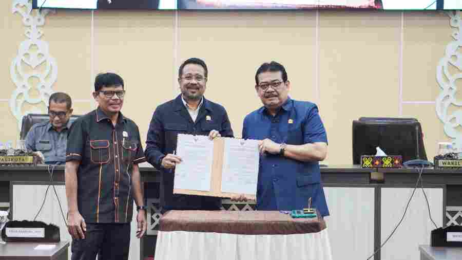 TUNGGU PERSETUJUAN: Abdulloh bersama Wakil Ketua Sabaruddin Panrecalle memegang berita acara pengumuman usulan pengangkatan Laisa Hamisah sebagai unsur pimpinan yang akan diusulkan ke Gubernur.