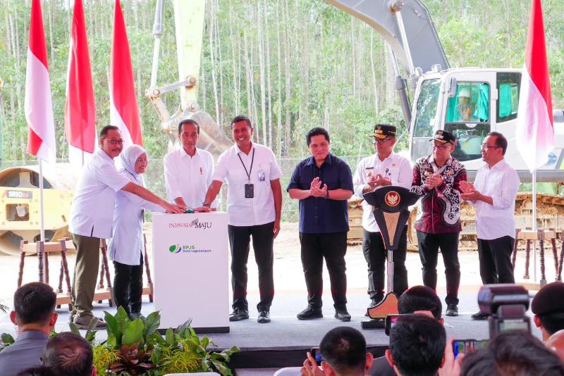 Presiden Joko Widodo melakukan groundbreaking Kantor Pusat BPJS Ketenagakerjaan di kawasan Ibu Kota Negara (IKN) Nusantara, Kabupaten Penajam Paser Utara, Provinsi Kalimantan Timur, Kamis (2/11). (Foto : Humas OIKN)