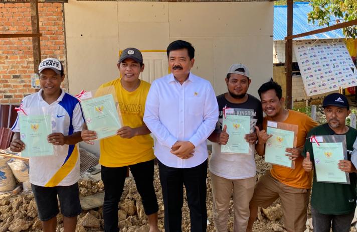 Setelah mendampingi Presiden Joko Widodo meresmikan sejumlah proyek di kawasan IKN, Menteri Hadi Tjahjanto blusukan dan menyerahkan langsung sertifikat program PTSL ke warga di Balikpapan, Rabu (1/11) siang. (Foto : Erik Alfian/Prokal.co)