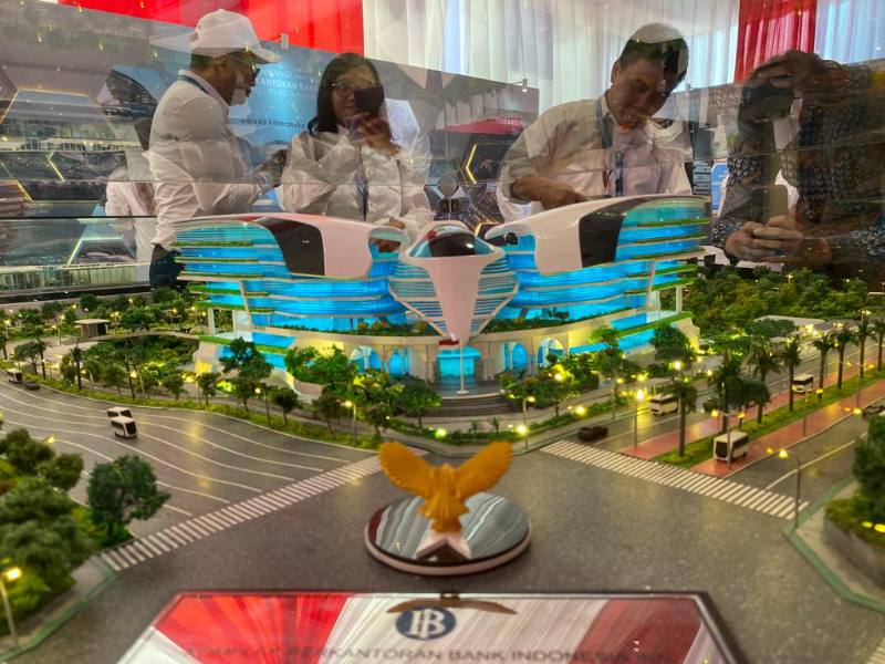 Pengunjung melihat maket rencana Gedung Komplek Perkantoran Bank Indonesia (Koperbi) di IKN.  Gedung Koperbi akan mengadopsi bentuk burung garuda dan akan dikerjakan dalam tiga tahapan hingga 2033 mendatang. (Foto : Erik Alfian/Prokal.co)