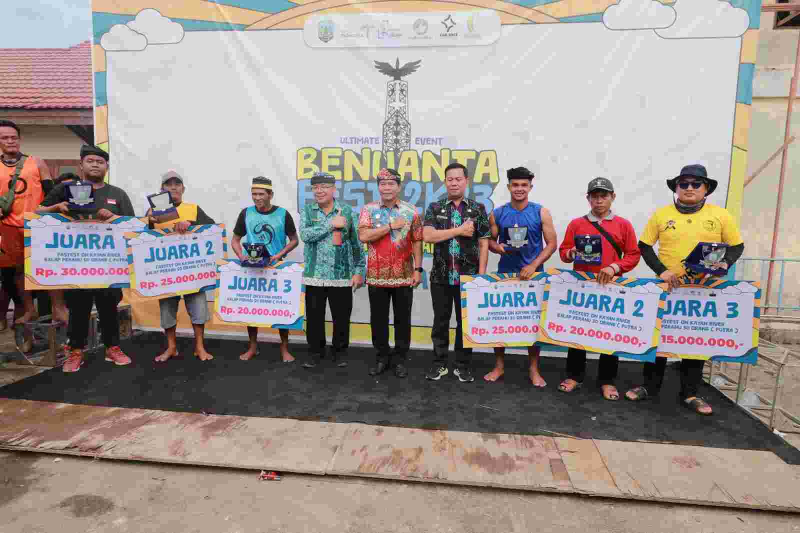 SELAMAT : Gubernur Kaltara, Drs H Zainal A Paliwang SH, M.Hum berfoto bersama pemenang lomba perahu dalam rangkaian Benuanta Fest 2K23.