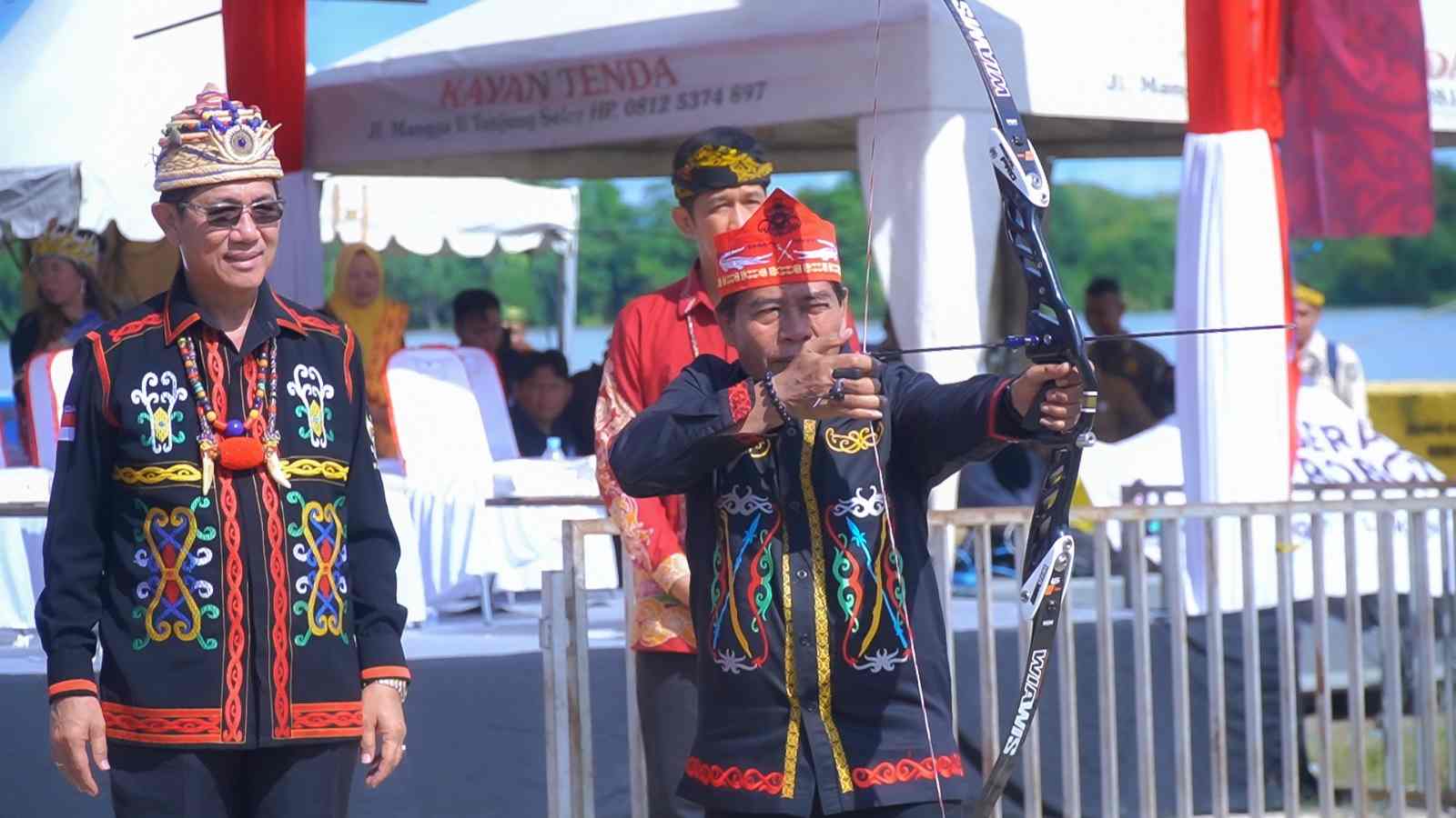 MEMANAH : Gubernur Kaltara Zainal Arifin Paliwang bersama Wakil Gubernur Kaltara Yansen Tipa Padan saat mencoba olahraga panahan di saat membuka Gernas BBI/BBWI di Sabanar Lama Tanjung Selor.