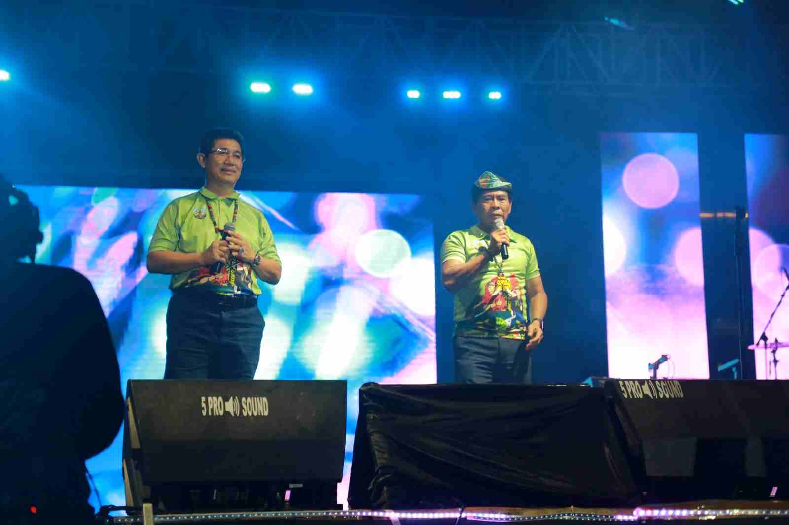 PENUTUPAN : Gubernur dan Wakil Gubernur Kalimantan Utara (Drs H Zainal A Paliwang SH, M.Hum – Dr Yansen TP, M.Si) berada di atas panggung untuk bernyanyi bersama Band Nidji di penutupan Benuanta Fest 2K23 pada sabtu (4/11/23) malam.//
