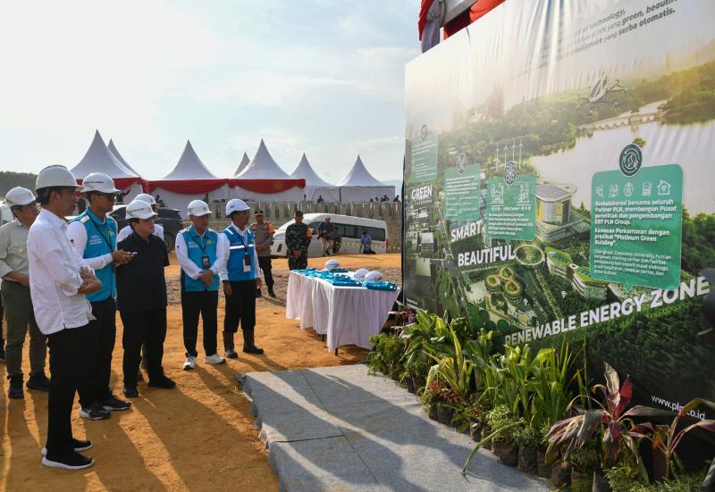 PAPARAN KE PRESIDEN: Direktur Utama PLN, Darmawan Prasodjo (ketiga dari kiri) memaparkan konsep kelistrikan IKN yang berbasis state of art technology kepada Presiden RI, Joko Widodo (kedua dari kiri).