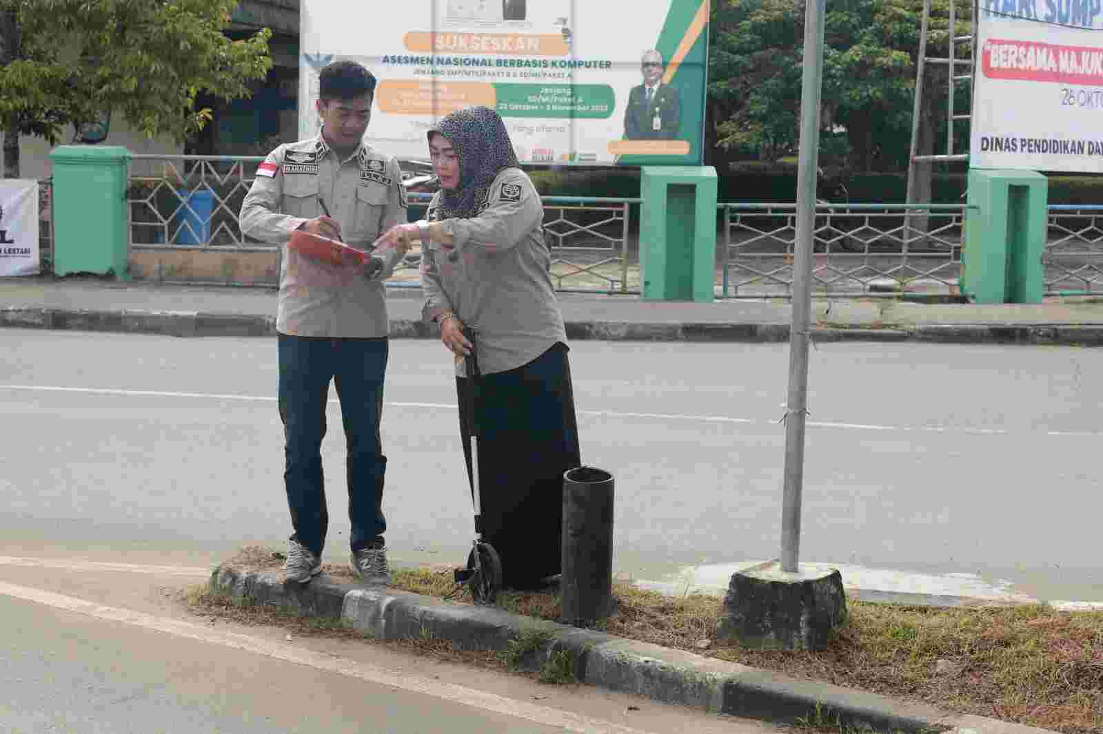 PEMETAAN : Kepala Bidang (Kabid) Lalu Lintas Darat, Dishub Kaltara, Desi Witasari, SE., MPA memimpin tim yang akan melakukan penentuan titik di beberapa wilayah yang terindikasi rawan kecelakaan, Selasa (7/11).