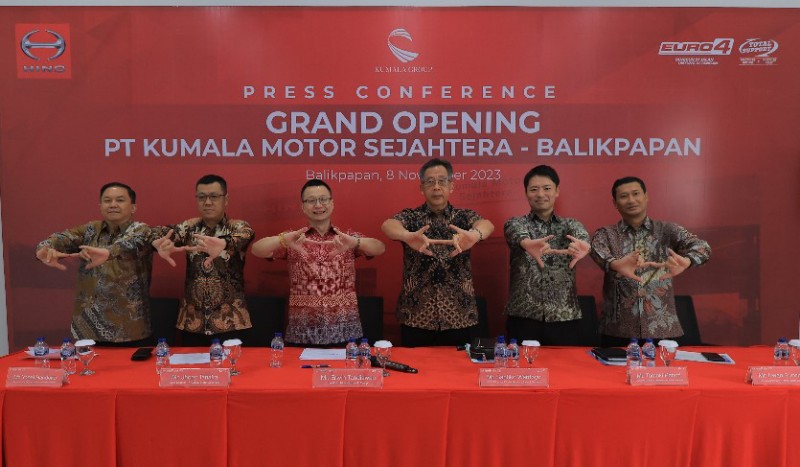 PT Hino Motors Sales Indonesia (HMSI) meresmikan outlet showroom terbarunya di Balikpapan, Kalimantan Timur. Berlokasi di Jalan Soekarno Hatta KM 25, Karang Joang, Balikpapan Utara, Rabu (8/11) pagi. (Foto : Fuad Muhammad/KP)