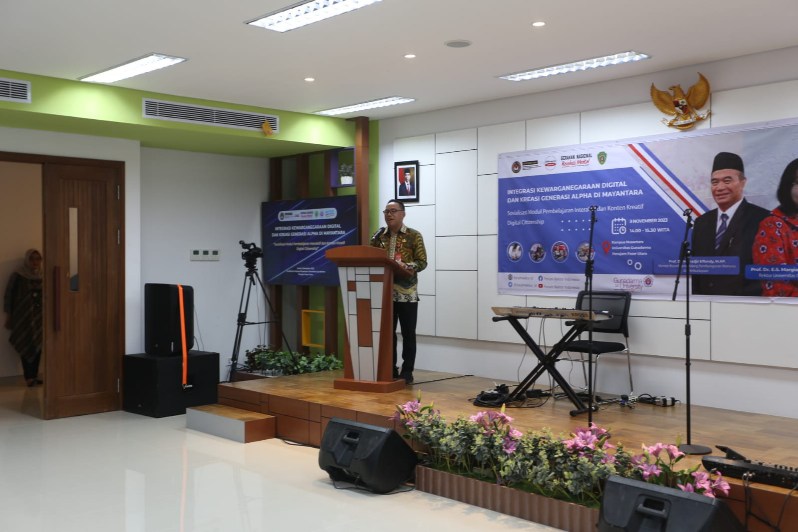 PEMBINAAN: Makmur Marbun memberikan sambutan dalam kegiatan program pembinaan UMKM berbasis kemitraan, Jumat (3/11).