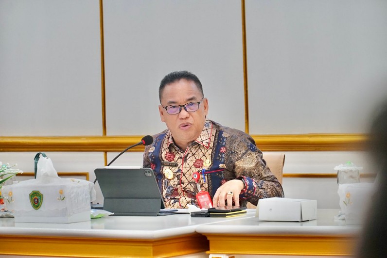 TINDAK LANJUT: Makmur Marbun saat menyampaikan arahan presiden. Foto kanan, para asisten, kadis hingga kabag hadir pertemuan tersebut.