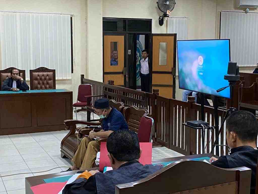 Mantan bos Jawa Pos Group Zainal Muttaqin dituntut 4 tahun 6 bulan pada kasus penggelapan dalam jabatan yang membelitnya. (Foto : Erik Alfian/Prokal.co)