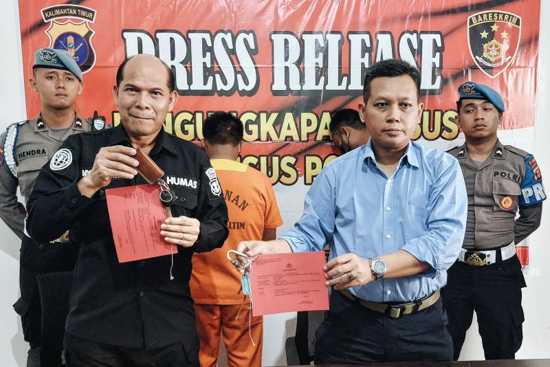 Subdit Indagsi Ditreskrimsus Polda Kaltim menangkap dua pelaku pengetap BBM jenis Pertalite, R dan J. Dari dua tersangka ini polisi mengamankan barang bukti kurang lebih 780 liter BBM jenis Pertalite. (Foto : Paksi Sandang / KP)