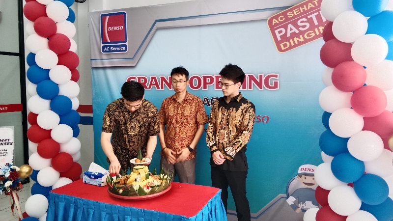 Pemotongan tumpeng sebagai tanda grand opening Bengkel Denso Gun AC, Jumat (10/11).