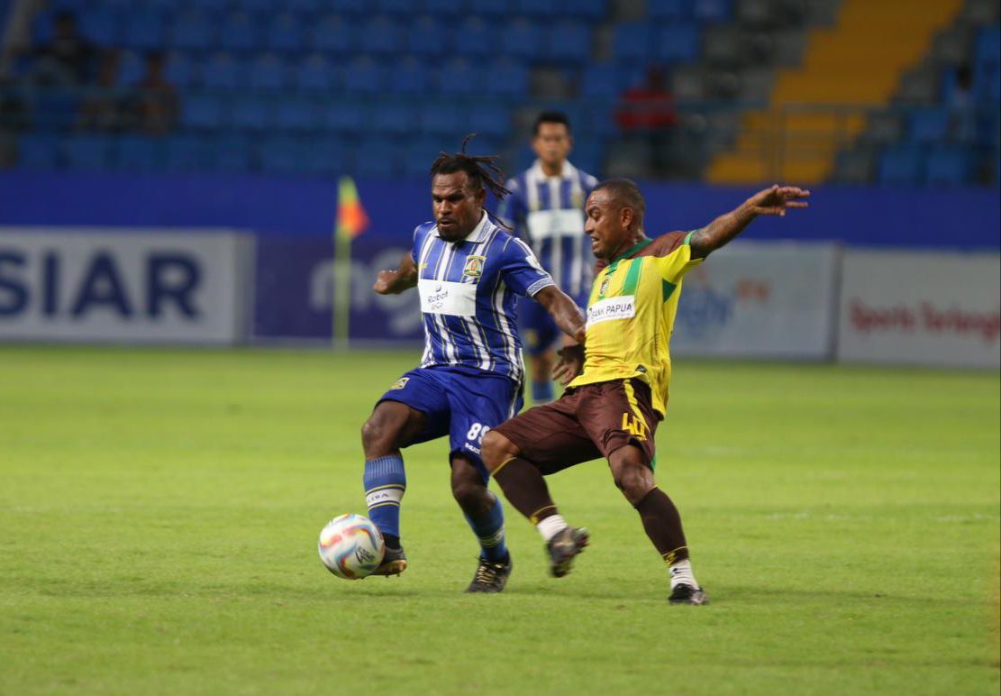 Persiba (jersey biru) harus mengakui keunggulan 10 pemain Persewar (jersey kuning) pada laga di Stadion Batakan, Minggu (12/11) malam. (Foto : Anggi Pradhita/KP)