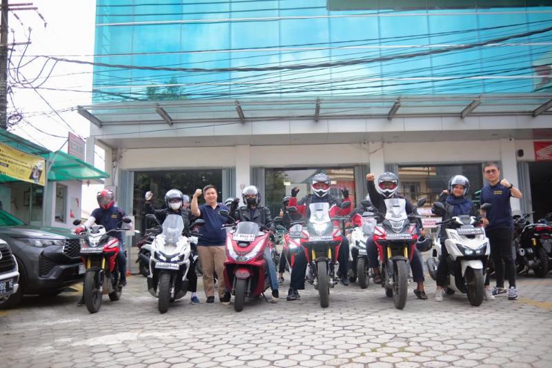 para jurnais dan manajemen Honda Astra Kaltim 1 pose di depan Kantor sebelum lepas start touring fun.