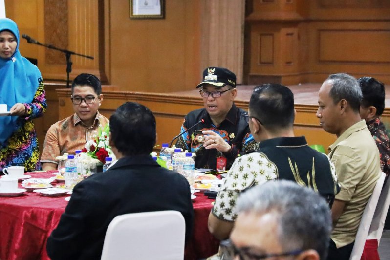 Makmur Marbun (tengah) meminta waktu untuk menyelesaikan persoalan terkait keluhan supir truk dalam audiensi di Kantor Bupati PPU Rabu, (25/10).