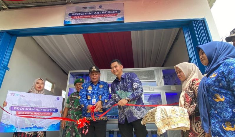 Lewat program TJSL, AirNav Indonesia menyediakan fasilitas pengolah air minum di Kelurahan Mentawir, Kecamatan Sepaku. Fasilitas ini mampu memproduksi 800 liter air minum per hari. (Foto : Erik Alfian/Prokal.co)