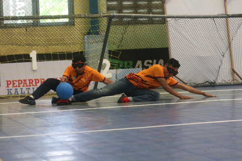 Atlet goal ball Balikpapan berlaga melawan atlet Kukar pada Peparprov IV Kaltim. Balikpapan dipastikan keluar sebagai juara umum Peparprov IV Kaltim. (Foto : Anggi Praditha/KP)