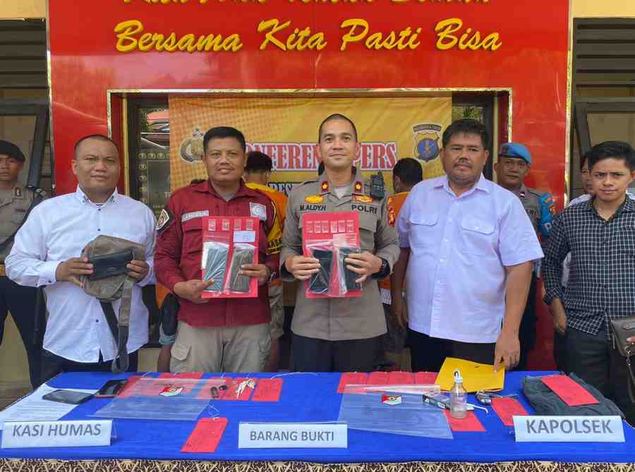 Kapolsek KP3 Semayang  Kompol  Aldi Harjasatya memberikan keterangan terkait pengungkapan kasus peredaran narkotika kepada wartawan di Mapolsek KP3 Semayang, Balikpapan, Senin (20/11) siang.Foto : Erik Alfian/Prokal.co)