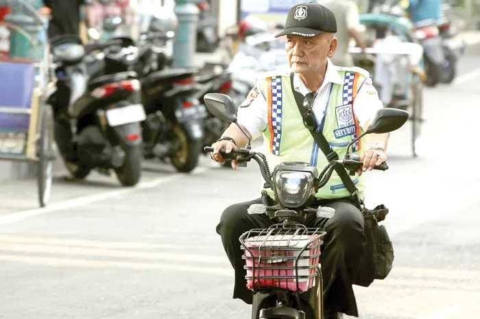 Sepeda listrik tidak lagi diperbolehkan melintas di jalan raya.  (Foto : Dok Jawa Pos)