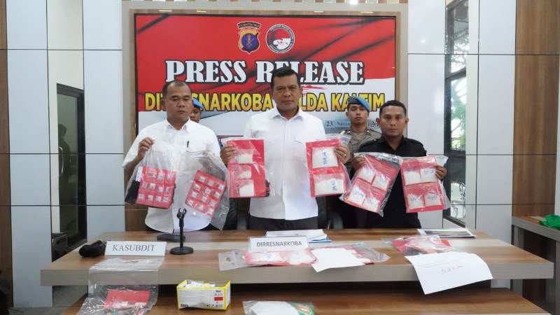 Direktur Reserse Narkoba Polda Kaltim Kombes Rickynaldo Chairul menunjukkan barang bukti sabu 1,4 kilogram yang berhasil disita kepolisian.  (Foto : Erik Alfian/Prokal.co)