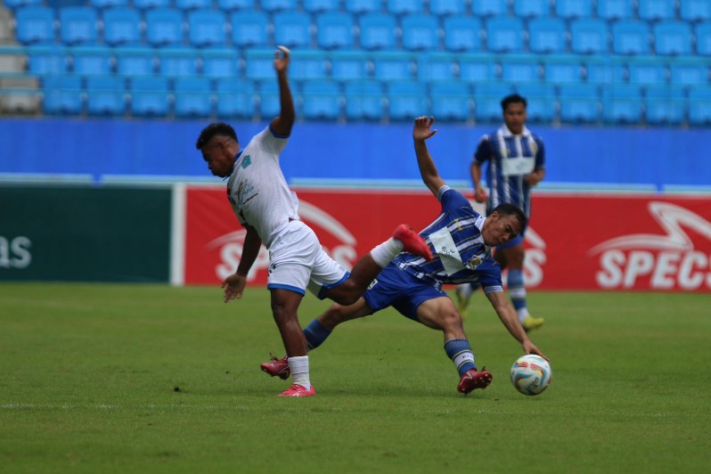 PSBS Biak (jersey putih) sukses melumat tuan rumah Persiba (jersey biru) dengan skor telak 2-6 pada laga di Stadion Batakan, Kamis (23/11) sore. (Foto : Anggi Praditha/KP)
