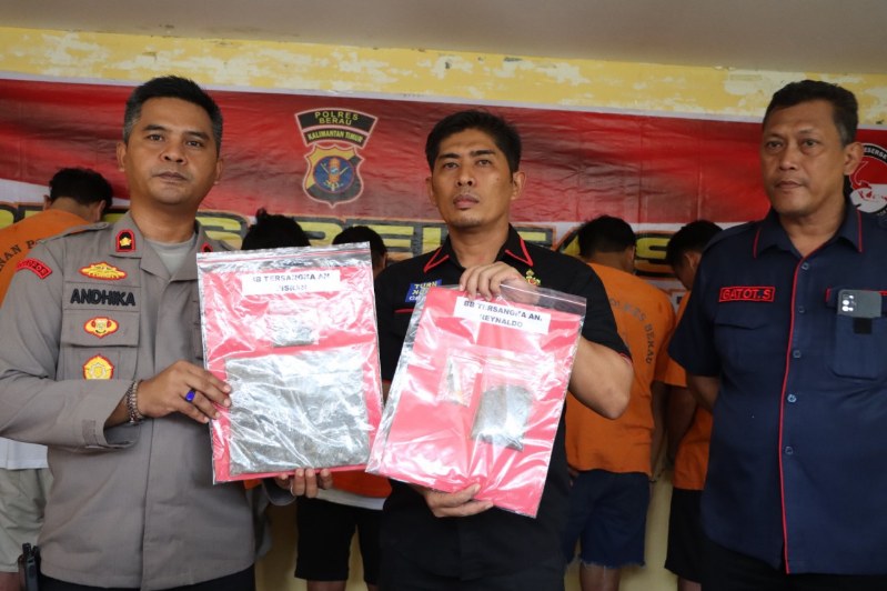 Wakapolres Berau Kompol Komank Adhi Andika (kiri) didampingi Kasat Resnarkoba Polres Berau AKP Agus Priyanto (tengah) menunjukkan barang bukti hasil pengungkapan kasus peredaran ganja. (Foto : Humas Polda Kaltim)