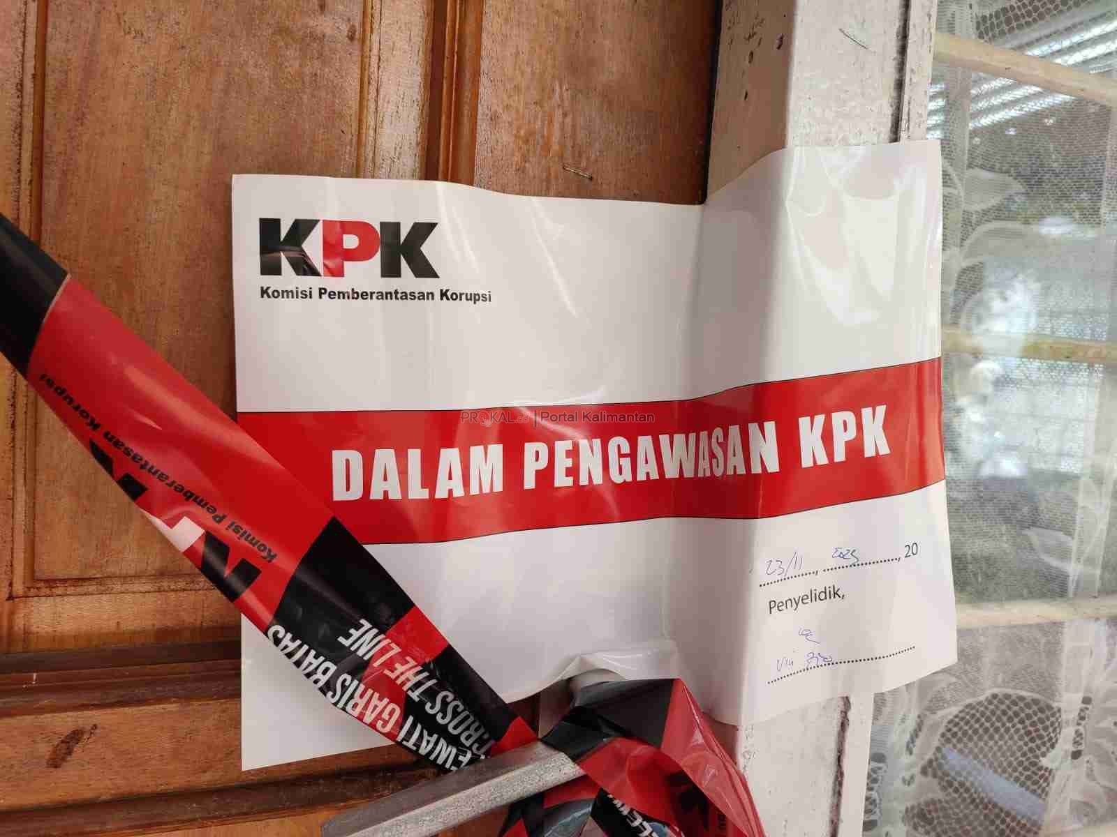 Kantor PT FPL di Jalan Jenderal Sudirman Kecamatan Tanah Grogot, Kabupaten Paser, sudah disegel bertuliskan Dalam Pengawasan KPK di depan pintu kantor.