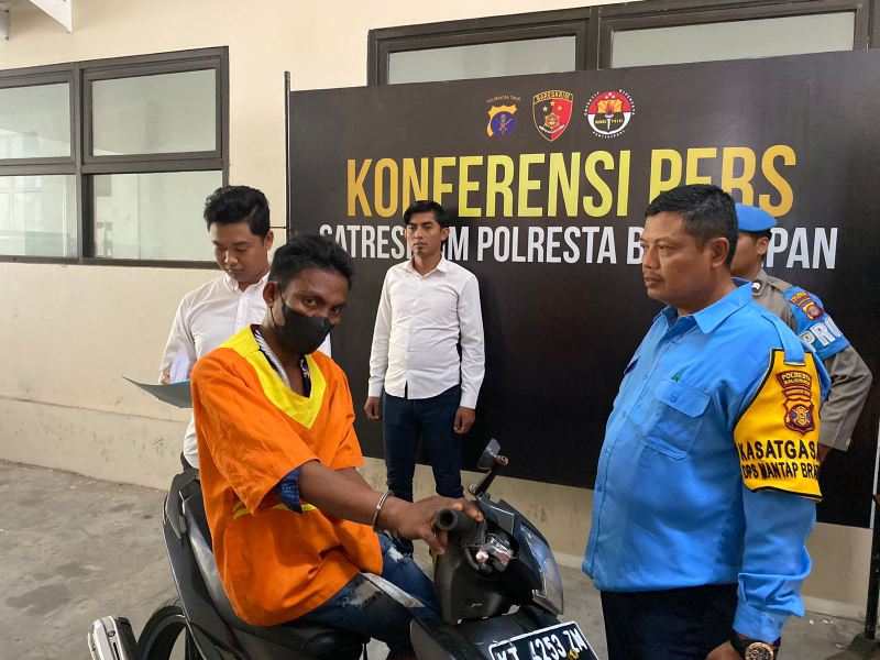 RY (33) tak berkutik saat diringkus polisi, tak lama setelah melakukan aksi pencurian pada Minggu (26/11) malam kemarin. (Foto : Erik Alfian/Prokal.co)