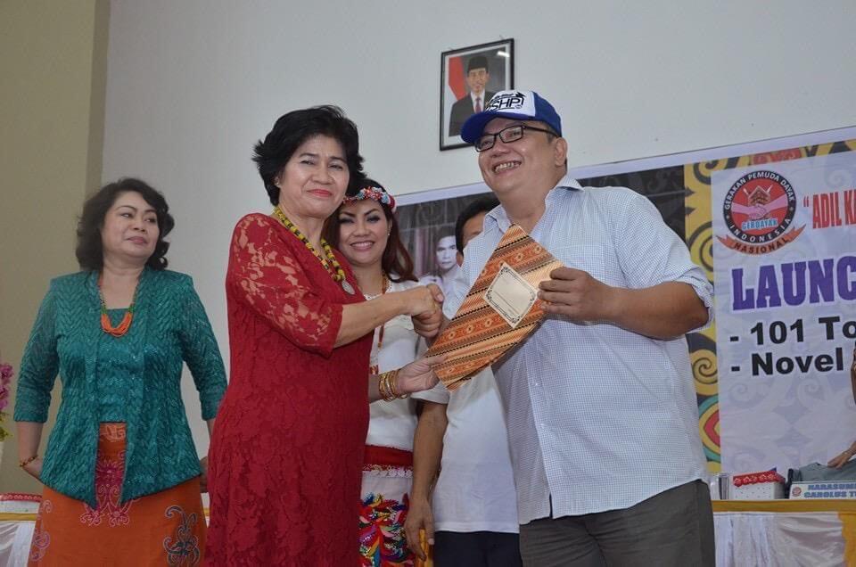 Rina (kiri) dalam satu kegiatan.