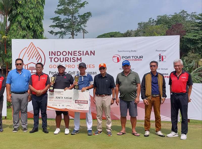 Benita Kasiadi sukses menjuarai seri ke-18 ITGPS yang berlangsung di PBGC, Balikpapan. Sementara pada divisi amatir, pegolf Balikpapan Mochtar keluar sebagai pemenang. (Foto : Istimewa)