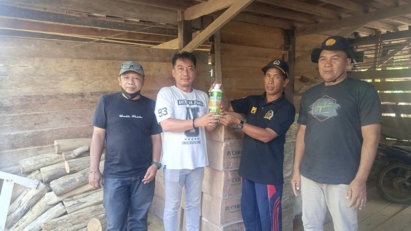 BERI BANTUAN: Perwakilan Dinas Pertanian dan Peternakan Berau saat memberikan secara simbolis PHC kepada kelompok tani.