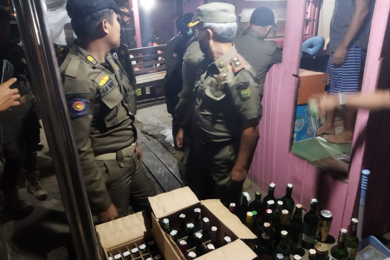 CEGAH BEREDAR: Petugas Satpol PP Berau menemukan ratusan botol miras di salah satu warung.