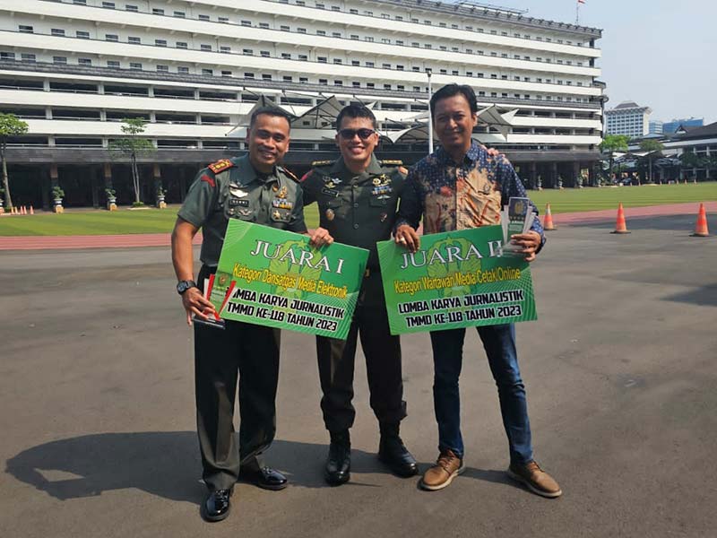 BAWA NAMA BERAU: Dandim 0902/BRU Letkol Inf Rommi Sakti Alamsyah (kiri), Letkol Dony Fatra (tengah) dan wartawan Berau Post Yudhi Perdana, berfoto bersama dengan latar Markas Besar TNI AD di Jakarta, usai penyerahan penghargaan lomba karya jurnalistik TMM