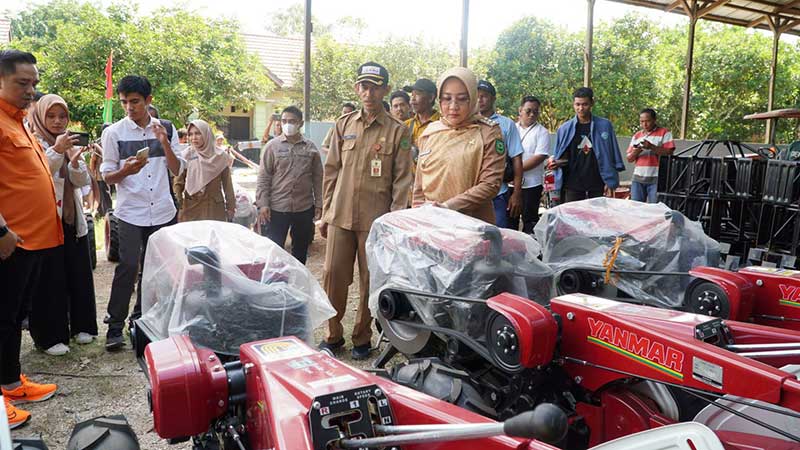 SIMBOLIS: Bupati Berau Sri Juniarsih saat menyerahkan bantuan Alsintan kepada kelompok tanibeberapa waktu lalu.