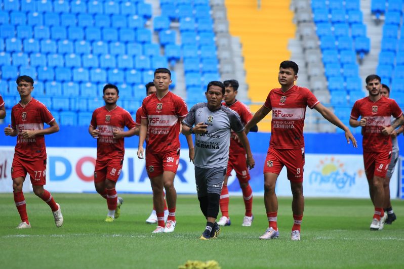 Skuat Persiba menjalani sesi latihan resmi di Stadion Batakan, Sabtu (9/12) sore. Persiba akan menjalani pertandingan melawan Persipal Palu pada pekan ke-12 Liga 2, Minggu (10/12) sore.