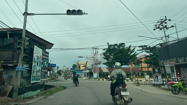 TAK BERFUNGSI: Lampu lalu lintas di simpang empat Jalan Mangga I dan Mangga II mengalami kerusakan.