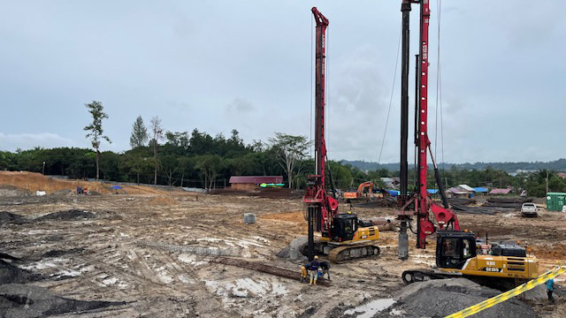 BERPROSES: Pekerja melakukan pengeboran terhadap lahan rumah sakit tipe B.