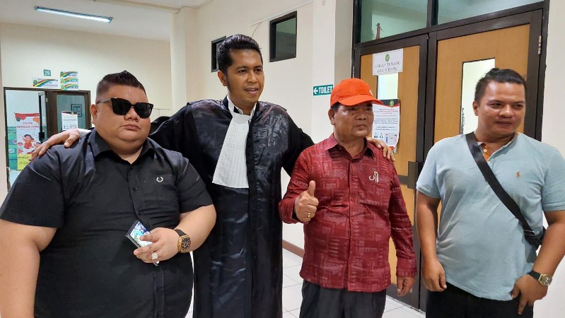 Muraker Lumban Gaol (kiri) bersama keluarga dan kuasa hukum selepas sidang putusan di PN Balikpapan, Kamis (14/12). Muraker divonis bebas murni oleh PN Balikpapan. (Foto : Erik Alfian/Prokal.co)