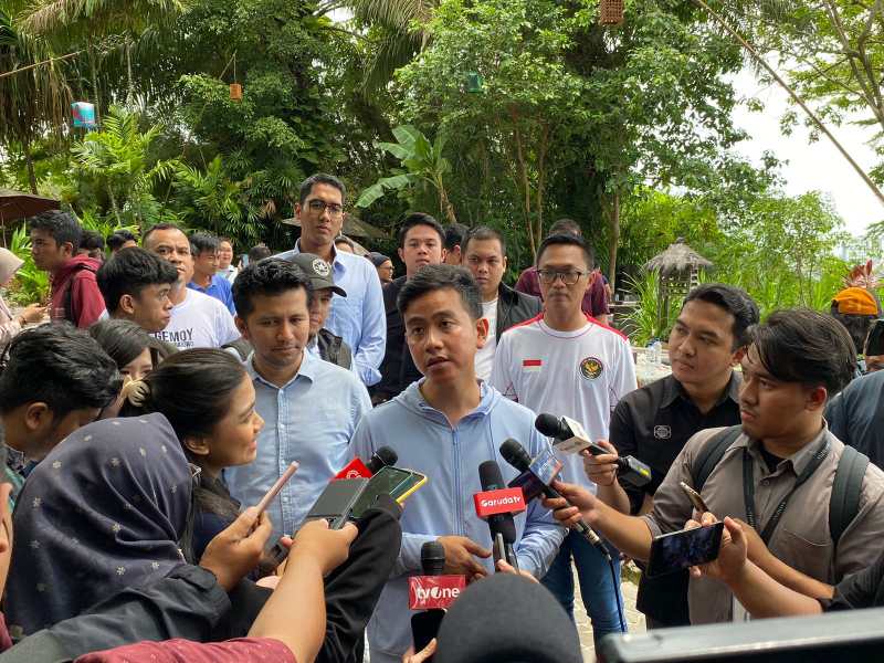 Cawapres Nomor Urut 2 Gibran Rakabuming Raka menjawab pertanyaan wartawan selepas kunjungan ke Pasar Pandansari dan bertemu dengan pelaku ekonomi kreatif di Balikpapan, Sabtu (16/12). (Foto : Erik Alfian/Prokal.co)