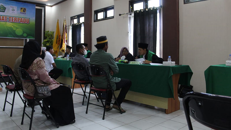 SAH SECARA HUKUM: Prosesi akad nikah salah satu peserta nikah massal yang dilaksanakan Dinas Sosial Berau.