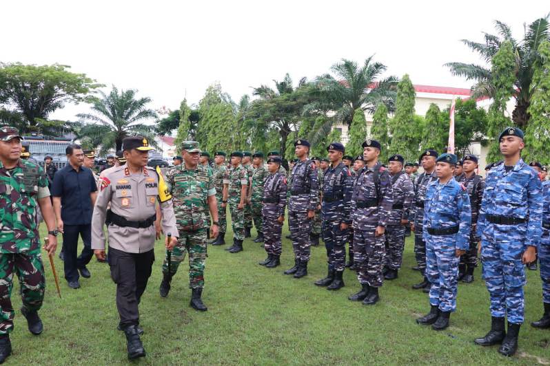 Kapolda Kaltim Irjen Nanang Avianto memimpin Apel Gelar Pasukan Operasi Lilin Mahakam 2023 di Lapangan SPN Brimob Polda Kaltim, Senin (18/12) pagi.  Sebanyak 1.905 personel akan disiagakan untuk menjamin keamanan perayaan Natal dan Tahun Baru. (Foto :